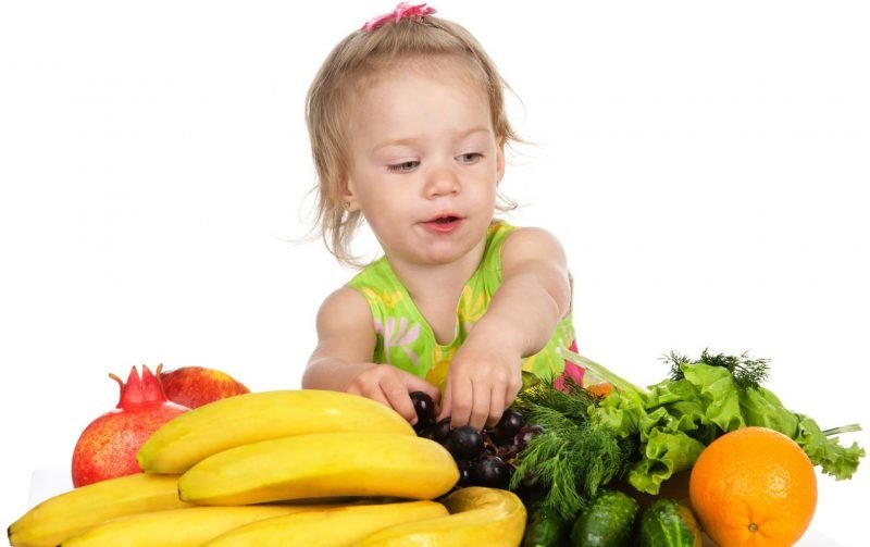 ребенок и фрукты