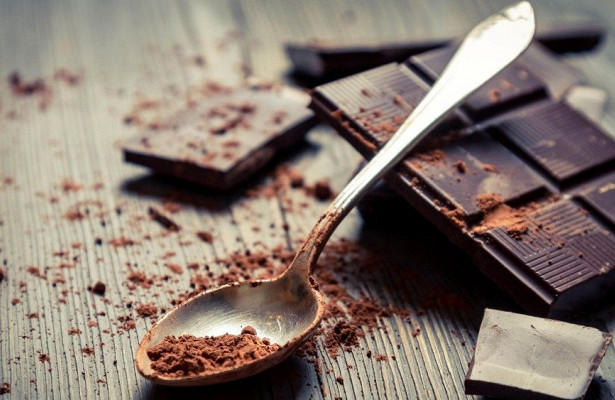 Поедание темного шоколада звучит как потворство своим желаниям, но это также может улучшить память человека.