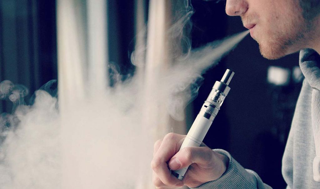 Пары электронных сигарет, даже без никотина, могут повредить легкие