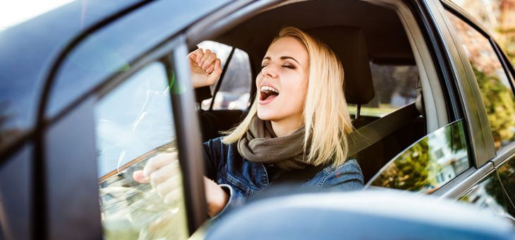 Прослушивание музыки во время вождения может помочь успокоить сердце