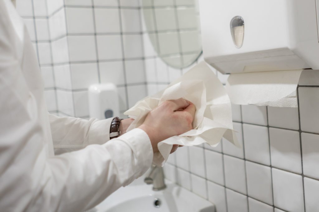 Бумажные полотенца лучше удаляют вирусы, чем струйные сушилки