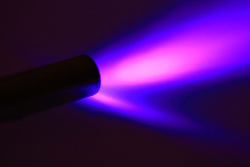 Может ли новое устройство ультрафиолетового света инактивировать SARS-CoV-2 на поверхностях?