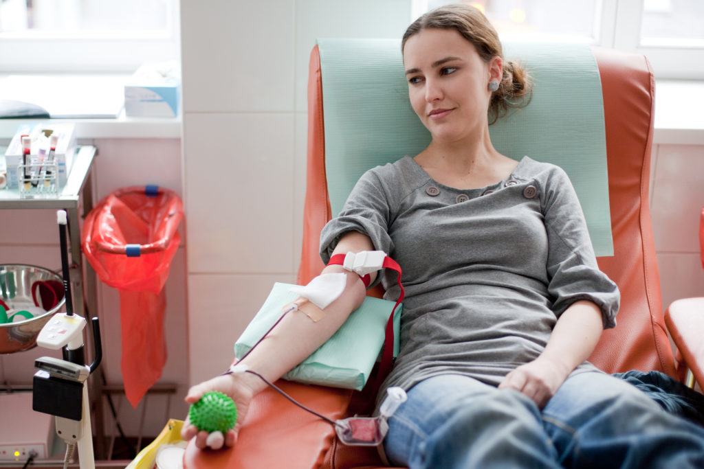Сдача крови во время пандемии: почему это важно и как это сделать безопасно