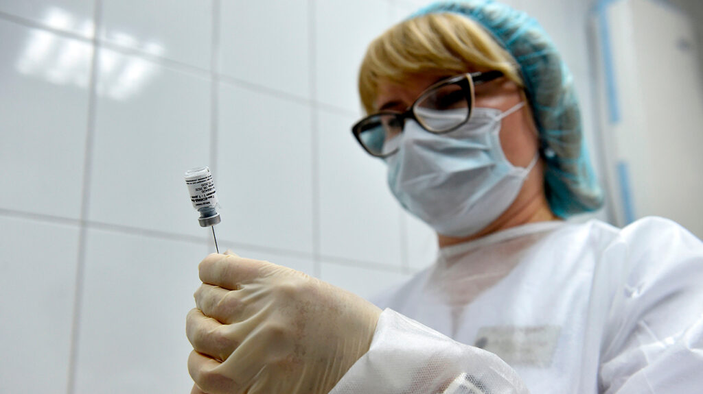 Надежда во время COVID-19: российская вакцина многообещающая и другие выводы