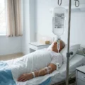 Капельница при алкогольной интоксикации: что происходит в организме и как работает детоксикация